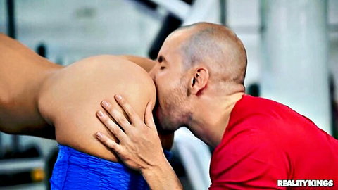 Katana Kombat's big ass kissed in sneaky gym cheating scene