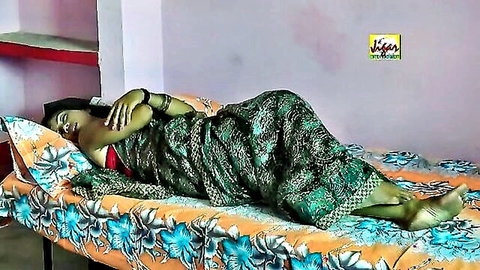 Amateur Indian woman in green saree lying seductively on bed