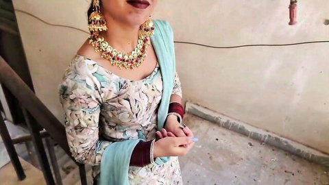 Desi bhabhi Monu in floral blouse and dupatta with gold jewelry