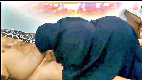 Veiled mature Turkish mom in hijab giving blowjob to man on bed