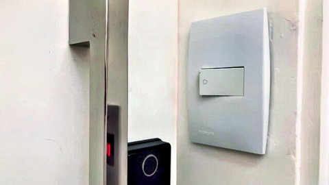 Brazzers teaser: mysterious doorway with switch and camera, Le Retour du grand Max