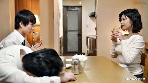 Mino Suzume in casual JAV scene with two men drinking glasses at table