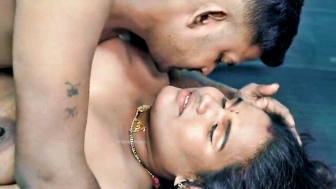 Indian aunty passionately embraced and kissed in Kerala Aunty Uncut