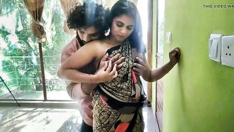 Vaishnavy blouse-less saree embrace with Sharun Raj, desi tits exposed