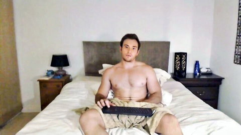 Maxscott2021 muscular hunk in gay cam solo, shirtless on bed