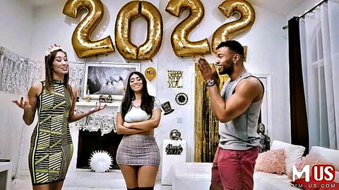 Violet Myers in sexy New Year's Jerkaoke party with curvy friends clapping