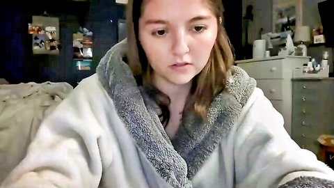 Brunettebaby040 in fluffy bathrobe on Chaturbate cam, teasing view