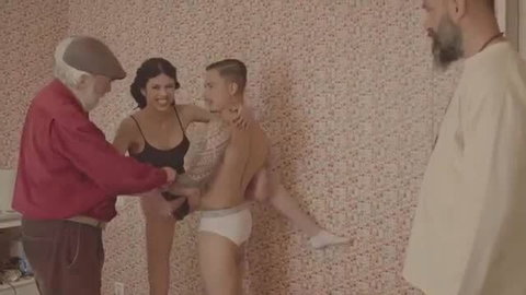 Macarena Lewis nude backstage with men in erotic film El año de las 10 películas